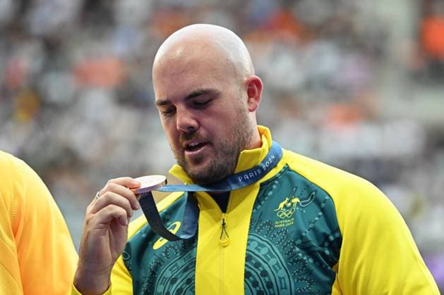 OLY24 ATHLETICS, Bronze medallist Australian discus thrower Matthew Denny poses with his medal on the podium during the medal ceremony for the Men s Discus Throw Final at Stade de France in Saint-Denis, as part of the 2024 Paris Olympic Games, Olympische Spiele, Olympia, OS France, Wednesday, August 07, 2024. ( NO ARCHIVING, EDITORIAL USE ONLY, NO USE IN BOOKS WITHOUT CONSENT SAINT-DENIS FRANCE Copyright: xDEANxLEWINSx 20240809178443965348