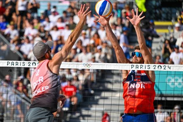 Olympische Spiele Beach volleyball, Beachvolleyball ; Paris 08.08.2024 Halbfinale, Herren, GER_NOR, Anders Mol rechts, blockt Clemens Wickler, Copyright: xBEAUTIFULxSPORTS TomxBlochx