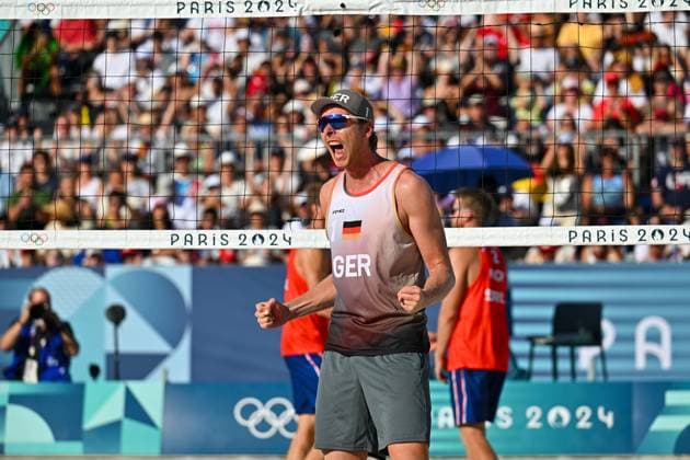 Olympische Spiele Beach volleyball, Beachvolleyball ; Paris 08.08.2024 Halbfinale, Herren, GER_NOR, Nils Ehlers (1, GER), Copyright: xBEAUTIFULxSPORTS TomxBlochx