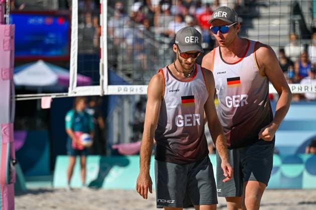 Olympische Spiele Beach volleyball, Beachvolleyball ; Paris 08.08.2024 Halbfinale, Herren, GER_NOR, Nils Ehlers (1, GER), Clemens Wickler (2, GER), Copyright: xBEAUTIFULxSPORTS TomxBlochx
