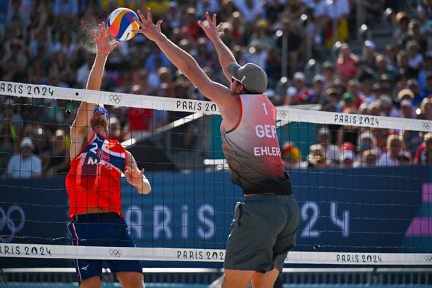 Olympische Spiele Beach volleyball, Beachvolleyball ; Paris 08.08.2024 Halbfinale, Herren, GER_NOR, Nils Ehlers (1, GER), blockt Christian Soerum links, Copyright: xBEAUTIFULxSPORTS TomxBlochx