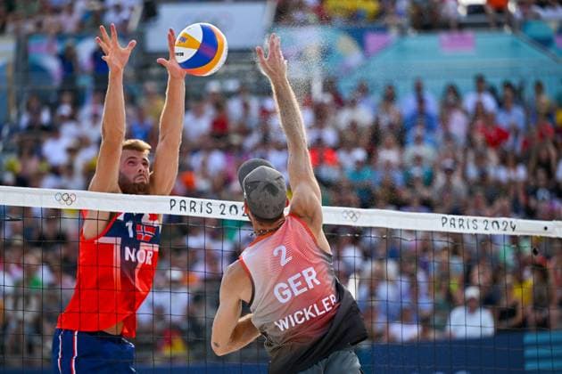 Olympische Spiele Beach volleyball, Beachvolleyball ; Paris 08.08.2024 Halbfinale, Herren, GER_NOR, Nils Ehlers (1, GER), Clemens Wickler (2, GER), Copyright: xBEAUTIFULxSPORTS TomxBlochx