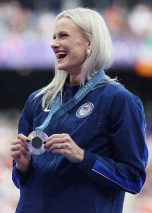 Women s Pole Vault silver medalist Katie Moon of the U.S. holds her medal on the podium during the Paris 2024 Olympic Games, Olympische Spiele, Olympia, OS Athletics competition at the Stade de France in Paris, France, on Thursday, August 8, 2024.  OLY202408081710 HUGOxPHILPOTT