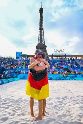 Olympische Spiele Beach volleyball, Beachvolleyball ; Paris 08.08.2024 Halbfinale, Herren, GER_NOR, Nils Ehlers (1, GER), Clemens Wickler (2, GER), Copyright: xBEAUTIFULxSPORTS TomxBlochx