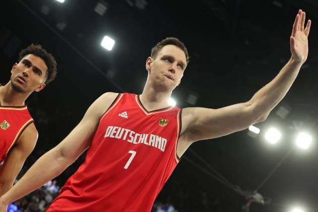 Gefrusteter Abgang von Johannes Voigtmann (GER) mit winken zu den Fans, Niederlage im Halbfinale, Dennis Schröder (GER) in Aktion, Halbfinale Basketball, Frankreich - Deutschland, Paris 2024, Olympic Games, Olympische Spiele, Olympia, OS Paris 2024, Olympic Games 2024, 08.08.2024, - *** Frustrated departure of Johannes Voigtmann GER waving to the fans, defeat in the semi-final, Dennis Schröder GER in action, semi-final basketball, France Germany, Paris 2024, Olympic Games Paris 2024, Olympic Games 2024, 08 08 2024,