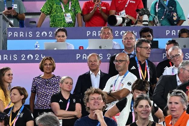 Sport Themen der Woche KW32 Sport Bilder des Tages RECORD DATE NOT STATED Hockey, Olympia, Paris, 2024, Honamas, Deutschland - Holland, 08.08.2024, Finale, bundeskanzler olaf scholz mit dhb praesident henning fastrich Colombes, Paris Frankreich *** Field hockey, Olympia, Paris, 2024, Honamas, Germany Holland, 08 08 2024, Final, federal chancellor olaf scholz with dhb president henning fastrich Colombes, Paris France Z82_0058_1