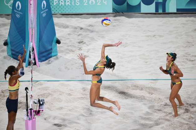 OLY24 Beach volleyball, Beachvolleyball Australian beach volleyball player Taliqua Clancy (centre) in action during the Women s Semifinal 51 beach volleyball match between Australia and Brazil at Eiffel Tower Stadium in Paris, as part of the 2024 Paris Olympic Games, Olympische Spiele, Olympia, OS France, Thursday, August 08, 2024. ( NO ARCHIVING, EDITORIAL USE ONLY, NO USE IN BOOKS WITHOUT CONSENT PARIS FRANCE Copyright: xJOELxCARRETTx 20240809147530248187
