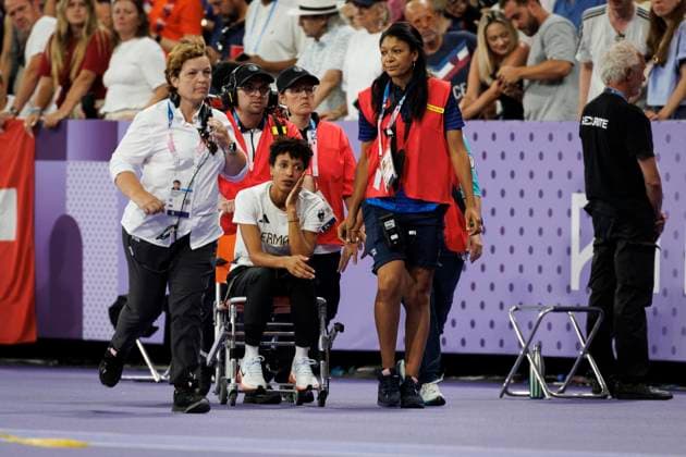 Bilder des Jahres 2024, Sport 08 August Sport Themen der Woche KW32 Sport Bilder des Tages Olympische Spiele (Leichtathletik); Paris, 08.08.2024 Malaika Mihambo (LG Kurpfalz GER) muss nach dem Wettkampf medizinisch versorgt werden; Olympische Spiele (Leichtathletik) am 08.08.2024 im Stade de France in Paris (Frankreich). *** Olympic Games Athletics Paris, 08 08 2024 Malaika Mihambo LG Kurpfalz GER needs medical treatment after the competition Olympic Games Athletics on 08 08 2024 at the Stade de France in Paris France Copyright: xBEAUTIFULxSPORTS AxelxKohringx