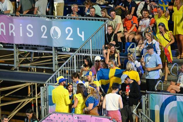 PARIS, FRANKRIKE 20240808 Svenska supportrar pa läktaren inför semifinalen mellan Sveriges Jonatan Hellvig Daniel Ahman och Cherif Younousse Ahmed Tijan fran Qatar i herrarnas semifinal i beachvolleyboll pa Eiffel Tower - Centre Court under sommar-OS i Paris.