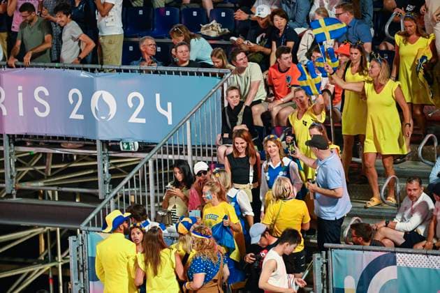 PARIS, FRANKRIKE 20240808 Svenska supportrar pa läktaren inför semifinalen mellan Sveriges Jonatan Hellvig Daniel Ahman och Cherif Younousse Ahmed Tijan fran Qatar i herrarnas semifinal i beachvolleyboll pa Eiffel Tower - Centre Court under sommar-OS i Paris.