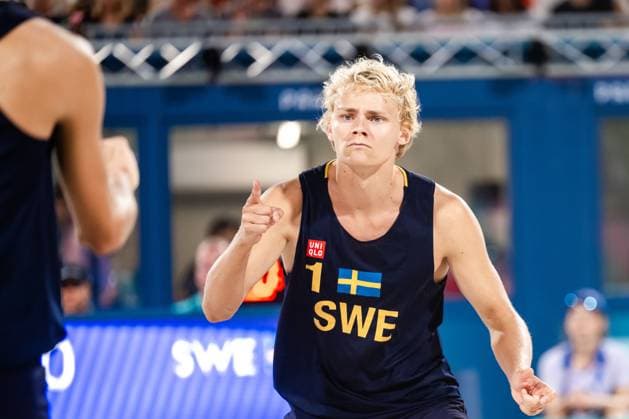 240808 David Ahman of Sweden celebrates in a men s Beach volleyball, Beachvolleyball semifinal match between Qatar and Sweden during day 13 of the Paris 2024 Olympic Games, Olympische Spiele, Olympia, OS on August 8, 2024 in Paris. Photo: Ludvig Thunman BILDBYRAN kod LT LT0664 beachvolleyboll beach volleyball sandvolleyball olympic games olympics os ol olympiska spel olympiske leker paris 2024 paris-os paris-ol 13 bbeng jubel Copyright: LUDVIGxTHUNMAN BB240808LT044