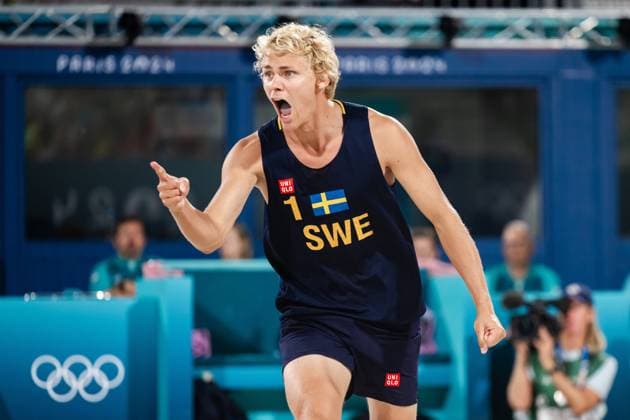 240808 David Ahman of Sweden celebrates in a men s Beach volleyball, Beachvolleyball semifinal match between Qatar and Sweden during day 13 of the Paris 2024 Olympic Games, Olympische Spiele, Olympia, OS on August 8, 2024 in Paris. Photo: Ludvig Thunman BILDBYRAN kod LT LT0664 beachvolleyboll beach volleyball sandvolleyball olympic games olympics os ol olympiska spel olympiske leker paris 2024 paris-os paris-ol 13 bbeng jubel Copyright: LUDVIGxTHUNMAN BB240808LT046