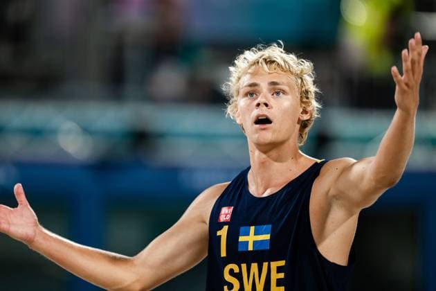240808 David Ahman of Sweden reacts in a men s Beach volleyball, Beachvolleyball semifinal match between Qatar and Sweden during day 13 of the Paris 2024 Olympic Games, Olympische Spiele, Olympia, OS on August 8, 2024 in Paris. Photo: Ludvig Thunman BILDBYRAN kod LT LT0664 beachvolleyboll beach volleyball sandvolleyball olympic games olympics os ol olympiska spel olympiske leker paris 2024 paris-os paris-ol 13 bbeng depp Copyright: LUDVIGxTHUNMAN BB240808LT048
