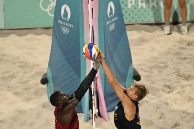 PARIS, FRANKRIKE 20240808 Qatars Cherif Younousse och Sveriges Jonatan Hellvig under semifinalen i herrarnas beachvolleyboll mellan Sverige och Qatar pa Eiffel Tower - Centre Court under sommar-OS i Paris.