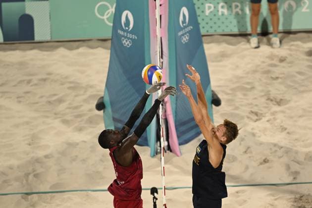PARIS, FRANKRIKE 20240808 Qatars Cherif Younousse och Sveriges Jonatan Hellvig under semifinalen i herrarnas beachvolleyboll mellan Sverige och Qatar pa Eiffel Tower - Centre Court under sommar-OS i Paris.