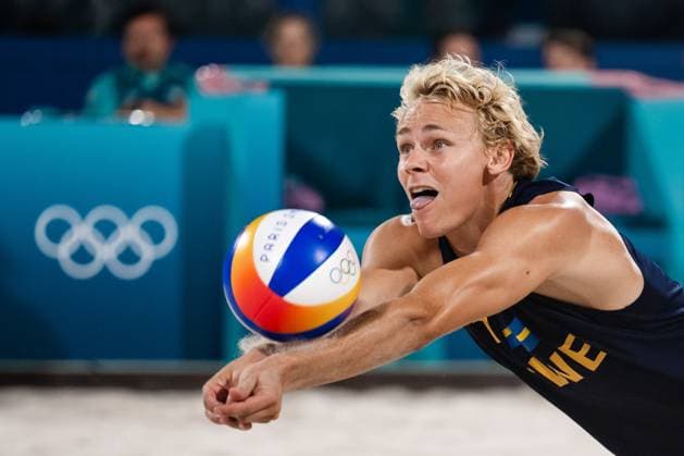 240808 David Ahman of Sweden in a men s Beach volleyball, Beachvolleyball semifinal match between Qatar and Sweden during day 13 of the Paris 2024 Olympic Games, Olympische Spiele, Olympia, OS on August 8, 2024 in Paris. Photo: Ludvig Thunman BILDBYRAN kod LT LT0664 beachvolleyboll beach volleyball sandvolleyball olympic games olympics os ol olympiska spel olympiske leker paris 2024 paris-os paris-ol 13 bbeng Copyright: LUDVIGxTHUNMAN BB240808LT053