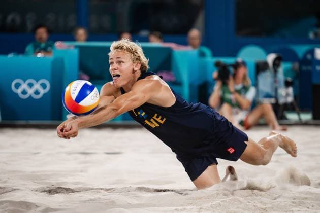 240808 David Ahman of Sweden in a men s Beach volleyball, Beachvolleyball semifinal match between Qatar and Sweden during day 13 of the Paris 2024 Olympic Games, Olympische Spiele, Olympia, OS on August 8, 2024 in Paris. Photo: Ludvig Thunman BILDBYRAN kod LT LT0664 beachvolleyboll beach volleyball sandvolleyball olympic games olympics os ol olympiska spel olympiske leker paris 2024 paris-os paris-ol 13 bbeng Copyright: LUDVIGxTHUNMAN BB240808LT054