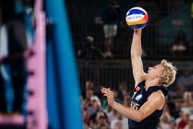 240808 David Ahman of Sweden in a men s Beach volleyball, Beachvolleyball semifinal match between Qatar and Sweden during day 13 of the Paris 2024 Olympic Games, Olympische Spiele, Olympia, OS on August 8, 2024 in Paris. Photo: Ludvig Thunman BILDBYRAN kod LT LT0664 beachvolleyboll beach volleyball sandvolleyball olympic games olympics os ol olympiska spel olympiske leker paris 2024 paris-os paris-ol 13 bbeng Copyright: LUDVIGxTHUNMAN BB240808LT055
