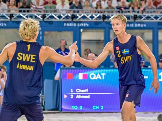 PARIS, FRANKRIKE 20240808 Sveriges David Ahman och Jonatan Hellvig under semifinalen mot Cherif Younousse och Ahmed Tijan fran Qatar i herrarnas beachvolleyboll pa Eiffel Tower - Centre Court under sommar-OS i Paris.