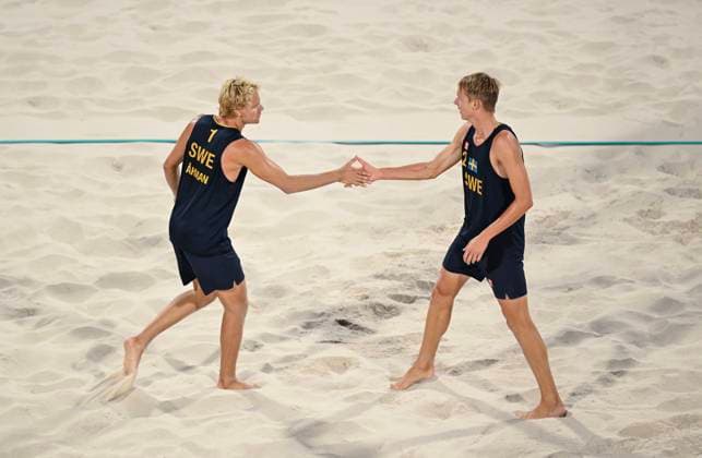 PARIS, FRANKRIKE 20240808 Sveriges David Ahman och Jonatan Hellvig under semifinalen mot Cherif Younousse och Ahmed Tijan fran Qatar i herrarnas beachvolleyboll pa Eiffel Tower - Centre Court under sommar-OS i Paris.