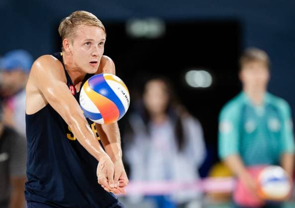 240808 Jonatan Hellvig of Sweden in a men s Beach volleyball, Beachvolleyball semifinal match between Qatar and Sweden during day 13 of the Paris 2024 Olympic Games, Olympische Spiele, Olympia, OS on August 8, 2024 in Paris. Photo: Ludvig Thunman BILDBYRAN kod LT LT0664 beachvolleyboll beach volleyball sandvolleyball olympic games olympics os ol olympiska spel olympiske leker paris 2024 paris-os paris-ol 13 bbeng Copyright: LUDVIGxTHUNMAN BB240808LT061