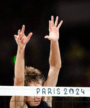 240808 Jonatan Hellvig of Sweden in a men s Beach volleyball, Beachvolleyball semifinal match between Qatar and Sweden during day 13 of the Paris 2024 Olympic Games, Olympische Spiele, Olympia, OS on August 8, 2024 in Paris. Photo: Ludvig Thunman BILDBYRAN kod LT LT0664 beachvolleyboll beach volleyball sandvolleyball olympic games olympics os ol olympiska spel olympiske leker paris 2024 paris-os paris-ol 13 bbeng Copyright: LUDVIGxTHUNMAN BB240808LT063