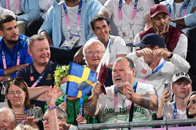 PARIS, FRANKRIKE 20240808 Kung Carl XVI Gustaf pa läktaren under semifinalen mellan Jonatan Hellvig Daniel Ahman och Cherif Younousse Ahmed Tijan fran Qatar i herrarnas beachvolleyboll pa Eiffel Tower - Centre Court under sommar-OS i Paris.