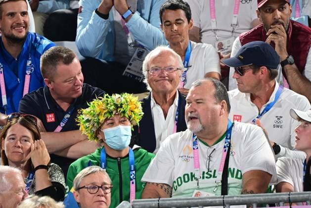 PARIS, FRANKRIKE 20240808 Kung Carl XVI Gustaf pa läktaren under semifinalen mellan Jonatan Hellvig Daniel Ahman och Cherif Younousse Ahmed Tijan fran Qatar i herrarnas beachvolleyboll pa Eiffel Tower - Centre Court under sommar-OS i Paris.