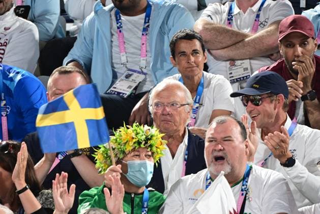 PARIS, FRANKRIKE 20240808 Kung Carl XVI Gustaf pa läktaren under semifinalen mellan Jonatan Hellvig Daniel Ahman och Cherif Younousse Ahmed Tijan fran Qatar i herrarnas beachvolleyboll pa Eiffel Tower - Centre Court under sommar-OS i Paris.