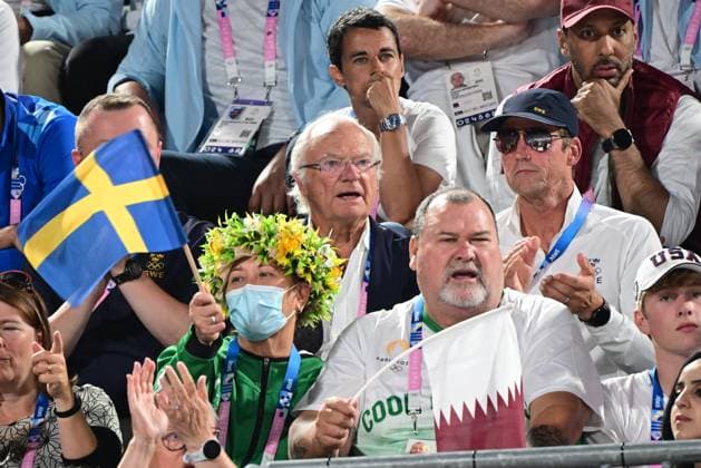 PARIS, FRANKRIKE 20240808 Kung Carl XVI Gustaf pa läktaren under semifinalen mellan Jonatan Hellvig Daniel Ahman och Cherif Younousse Ahmed Tijan fran Qatar i herrarnas beachvolleyboll pa Eiffel Tower - Centre Court under sommar-OS i Paris.