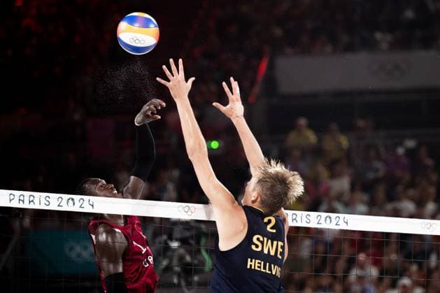 240808 Cherif Younousse of Qatar against Jonatan Hellvig of Sweden in a men s Beach volleyball, Beachvolleyball semifinal match between Qatar and Sweden during day 13 of the Paris 2024 Olympic Games, Olympische Spiele, Olympia, OS on August 8, 2024 in Paris. Photo: Ludvig Thunman BILDBYRAN kod LT LT0664 beachvolleyboll beach volleyball sandvolleyball olympic games olympics os ol olympiska spel olympiske leker paris 2024 paris-os paris-ol 13 bbeng Copyright: LUDVIGxTHUNMAN BB240808LT065