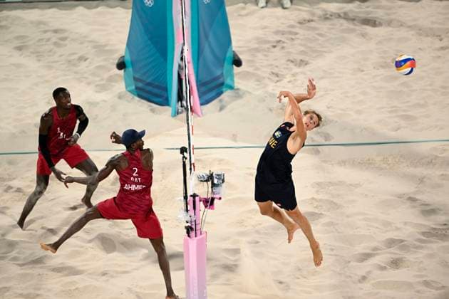 PARIS, FRANKRIKE 20240808 Sveriges Jonatan Hellvig under semifinalen mot Cherif Younousse och Ahmed Tijan fran Qatar i herrarnas beachvolleyboll pa Eiffel Tower - Centre Court under sommar-OS i Paris.