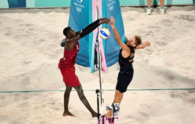 PARIS, FRANKRIKE 20240808 Qatars Cherif Younousse och Sveriges Jonatan Hellvig under semifinalen i herrarnas beachvolleyboll mellan Sverige och Qatar pa Eiffel Tower - Centre Court under sommar-OS i Paris.