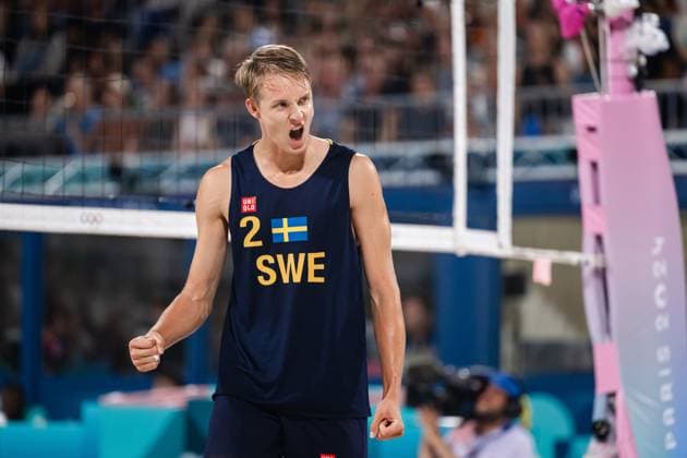 240808 Jonatan Hellvig of Sweden celebrates in a men s Beach volleyball, Beachvolleyball semifinal match between Qatar and Sweden during day 13 of the Paris 2024 Olympic Games, Olympische Spiele, Olympia, OS on August 8, 2024 in Paris. Photo: Ludvig Thunman BILDBYRAN kod LT LT0664 beachvolleyboll beach volleyball sandvolleyball olympic games olympics os ol olympiska spel olympiske leker paris 2024 paris-os paris-ol 13 bbeng jubel Copyright: LUDVIGxTHUNMAN BB240808LT067