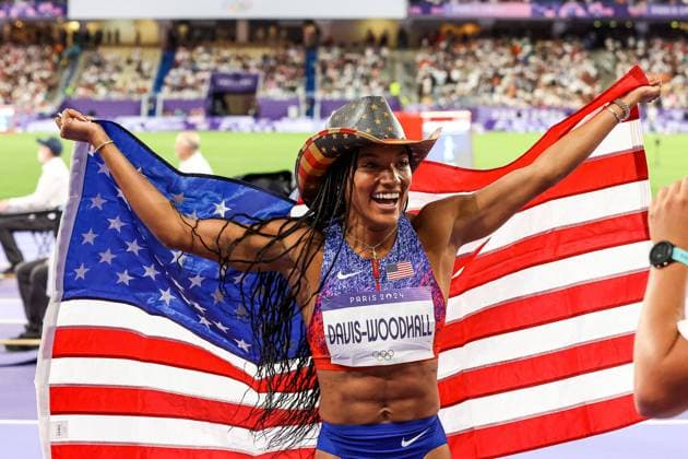 Bilder des Jahres 2024, Sport 08 August Sport Themen der Woche KW32 Sport Bilder des Tages FRA, Olympische Spiele Paris 2024, 08.08.2024, Damen Weitsprung Finale Olympiasiegern Tara Davies Woodhall gewinnt Gold und jubelt mit der USA Flagge und Cowboy Hut FRA, Olympische Spiele Paris 2024, 08.08.2024, Damen Weitsprung Finale Paris *** FRA, Olympic Games Paris 2024, 08 08 2024, Womens long jump final Olympic champion Tara Davies Woodhall wins gold and cheers with the USA flag and cowboy hat FRA, Olympic Games Paris 2024, 08 08 2024, Womens long jump final Paris Copyright: xEibner-Pressefoto RogerxBuerkex EP_RBE