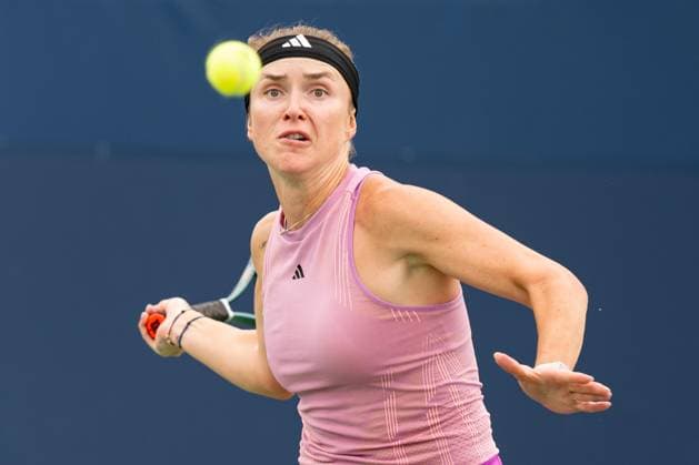 Sport Bilder des Tages TORONTO, ON - AUGUST 08: Elina Svitolina of Ukraine hits a shot during her second round match of the National Bank Open, part of the WTA, Tennis Damen Tour, at Sobeys Stadium on August 8, 2024 in Toronto, Canada. (Photo by Julian Avram Icon Sportswire) TENNIS: AUG 08 National Bank Open EDITORIAL USE ONLY Icon2408080020