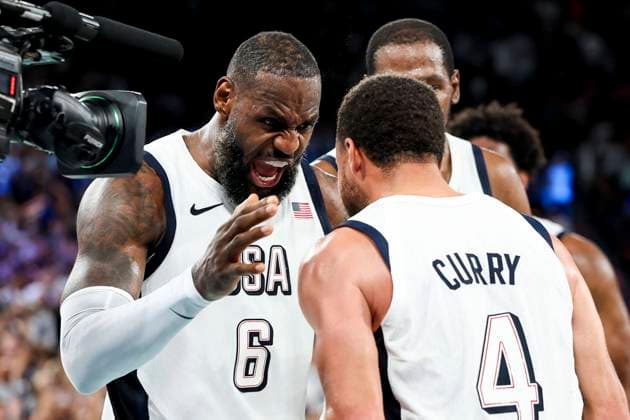 Sport Themen der Woche KW32 Sport Bilder des Tages OLYMPICS - Olympic Summer Games 2024 PARIS,FRANCE,08.AUG.24 - OLYMPICS, BASKETBALL - Olympic Summer Games Paris 2024, men, semifinal, USA vs Serbia. Image shows the rejoicing of LeBron James and Stephen Curry (USA).  GEPAxpictures xPatrickxSteiner