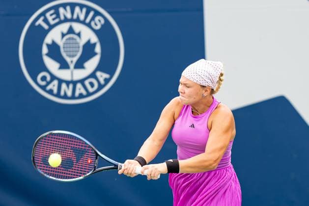 TORONTO, ON - AUGUST 08: Diana Shnaider of Russia hits a shot during her second round match of the National Bank Open, part of the WTA, Tennis Damen Tour, at Sobeys Stadium on August 8, 2024 in Toronto, Canada. (Photo by Julian Avram Icon Sportswire) TENNIS: AUG 08 National Bank Open EDITORIAL USE ONLY Icon2408080066