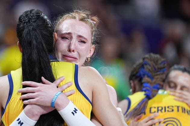 (240808) -- PARIS, Aug. 8, 2024 -- Julia Isabelle Bergmann (2nd L) of Brazil reacts after the women s semifinal of volleyball between Brazil and the United States at the Paris 2024 Olympic Games, Olympische Spiele, Olympia, OS in Paris, France on Aug. 8, 2024. ) (PARIS2024) FRANCE-PARIS-OLY-VOLLEYBALL JuxHuanzong 