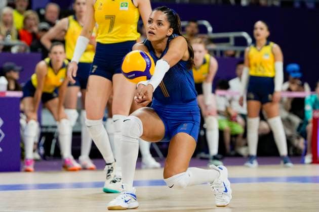 PARIS, FRANCE - AUGUST 8: Nyeme Victor of Team Brazil handles the ball during the Women s Semifinals on day thirteen of the Olympic Games, Olympische Spiele, Olympia, OS Paris 2024 at Paris Arena on August 8, 2024 in Paris, France. Paris Paris Arena France Copyright: xJustPictures.ch JarixPestelaccix jp-en-EuSpIm-JP4_JAR_Brazil_UnitedStates_Volley_08Aug2024_PR081
