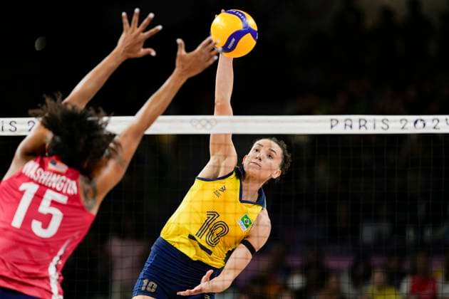 PARIS, FRANCE - AUGUST 8: Gabriela Braga of Team Brazil strikes against Team United States during the Women s Semifinals on day thirteen of the Olympic Games, Olympische Spiele, Olympia, OS Paris 2024 at Paris Arena on August 8, 2024 in Paris, France. Paris Paris Arena France Copyright: xJustPictures.ch JarixPestelaccix jp-en-EuSpIm-JP4_JAR_Brazil_UnitedStates_Volley_08Aug2024_PR093