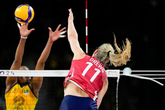 PARIS, FRANCE - AUGUST 8: Andrea Drews of Team United States strikes against Team Brazil during the Women s Semifinals on day thirteen of the Olympic Games, Olympische Spiele, Olympia, OS Paris 2024 at Paris Arena on August 8, 2024 in Paris, France. Paris Paris Arena France Copyright: xJustPictures.ch JarixPestelaccix jp-en-EuSpIm-JP4_JAR_Brazil_UnitedStates_Volley_08Aug2024_PR102