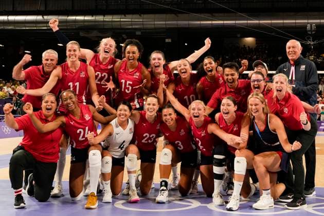 Sport Bilder des Tages PARIS, FRANCE - AUGUST 8: Team United States celebrate their victory against Team Brazil during the Women s Semifinals on day thirteen of the Olympic Games, Olympische Spiele, Olympia, OS Paris 2024 at Paris Arena on August 8, 2024 in Paris, France. Paris Paris Arena France Copyright: xJustPictures.ch JarixPestelaccix jp-en-EuSpIm-JP4_JAR_Brazil_UnitedStates_Volley_08Aug2024_PR140