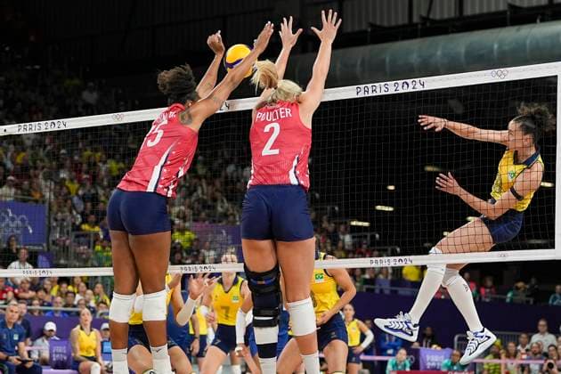 PARIS, FRANCE - AUGUST 8: Jordyn Poulter R) and Haleigh Washington of Team United States L) attempt to block a strike from Team Brazil during the Women s Semifinals on day thirteen of the Olympic Games, Olympische Spiele, Olympia, OS Paris 2024 at Paris Arena on August 8, 2024 in Paris, France. Paris Paris Arena France Copyright: xJustPictures.ch JarixPestelaccix jp-en-EuSpIm-JP4_JAR_Brazil_UnitedStates_Volley_08Aug2024_PR149