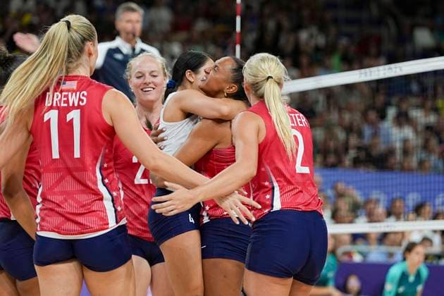 PARIS, FRANCE - AUGUST 8: Kathryn Plummer Team United States C) celebrates with teammates their victory against Team Brazil during the Women s Semifinals on day thirteen of the Olympic Games, Olympische Spiele, Olympia, OS Paris 2024 at Paris Arena on August 8, 2024 in Paris, France. Paris Paris Arena France Copyright: xJustPictures.ch JarixPestelaccix jp-en-EuSpIm-JP4_JAR_Brazil_UnitedStates_Volley_08Aug2024_PR152