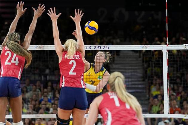 PARIS, FRANCE - AUGUST 8: Rosamaria Montibeller of Team Brazil strikes against Team United States during the Women s Semifinals on day thirteen of the Olympic Games, Olympische Spiele, Olympia, OS Paris 2024 at Paris Arena on August 8, 2024 in Paris, France. Paris Paris Arena France Copyright: xJustPictures.ch JarixPestelaccix jp-en-EuSpIm-JP4_JAR_Brazil_UnitedStates_Volley_08Aug2024_PR187