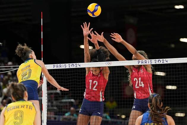 PARIS, FRANCE - AUGUST 8: Jordan Thompson L) and Chiaka Ogbogu of Team United States R) attempt to block a strike from Team Brazil during the Women s Semifinals on day thirteen of the Olympic Games, Olympische Spiele, Olympia, OS Paris 2024 at Paris Arena on August 8, 2024 in Paris, France. Paris Paris Arena France Copyright: xJustPictures.ch JarixPestelaccix jp-en-EuSpIm-JP4_JAR_Brazil_UnitedStates_Volley_08Aug2024_PR194