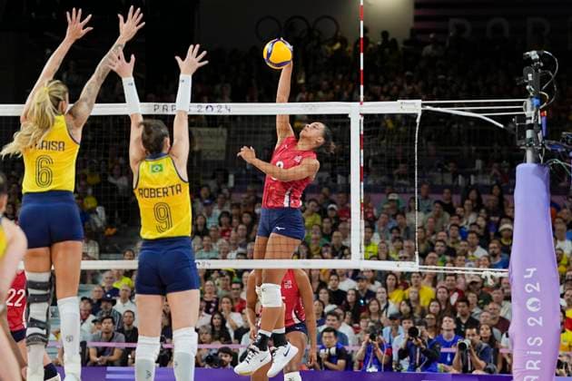 PARIS, FRANCE - AUGUST 8: Avery Skinner of Team United States R) strikes against Team Brazil during the Women s Semifinals on day thirteen of the Olympic Games, Olympische Spiele, Olympia, OS Paris 2024 at Paris Arena on August 8, 2024 in Paris, France. Paris Paris Arena France Copyright: xJustPictures.ch JarixPestelaccix jp-en-EuSpIm-JP4_JAR_Brazil_UnitedStates_Volley_08Aug2024_PR195