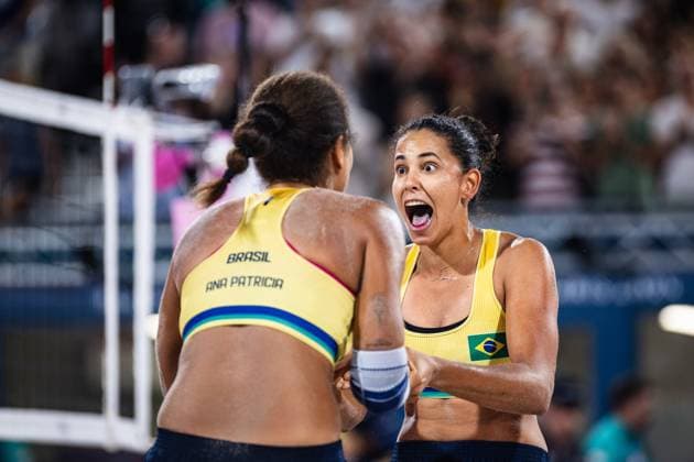 Sport Themen der Woche KW32 Sport Bilder des Tages Brazil x Australia women&amp; 39;s beach volle PARIS, IF - 08.08.2024: BRAZIL X AUSTRALIA WOMEN& 39;S BEACH VOLLE - Beach volleyball, Beachvolleyball - Paris 2024 Olympics - Brazil (Ana Patricia and Duda) x Australia (Mariafe and Clancy) in a match valid for the semifinal of the women& 39;s doubles competition, held at the Eiffel Tower Arena, in Paris, France, this Thursday (08) (Photo: Luca Castro Fotoarena) x2590265x  LucaxCastro