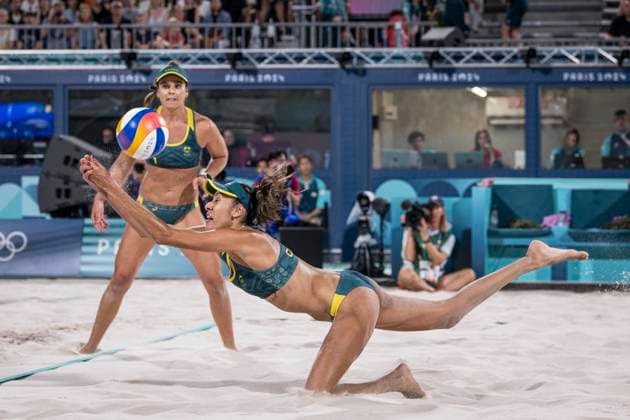 Sport Bilder des Tages Mariafe Artacho del Solar of Australia during the womens Beach volleyball, Beachvolleyball match between Ana Patricia Ramos Duda Lisboa of Brazil and Mariafe Artacho del Solar Taliqua Clancy of Australia at the Olympic Games, Olympische Spiele, Olympia, OS Paris 2024 at Eiffel Tower Stadium in Paris, France. (Richard Callis SPP) Copyright: xRichardxCallis SPPx spp-en-RiCa-RM4_richie_08082024b-9360